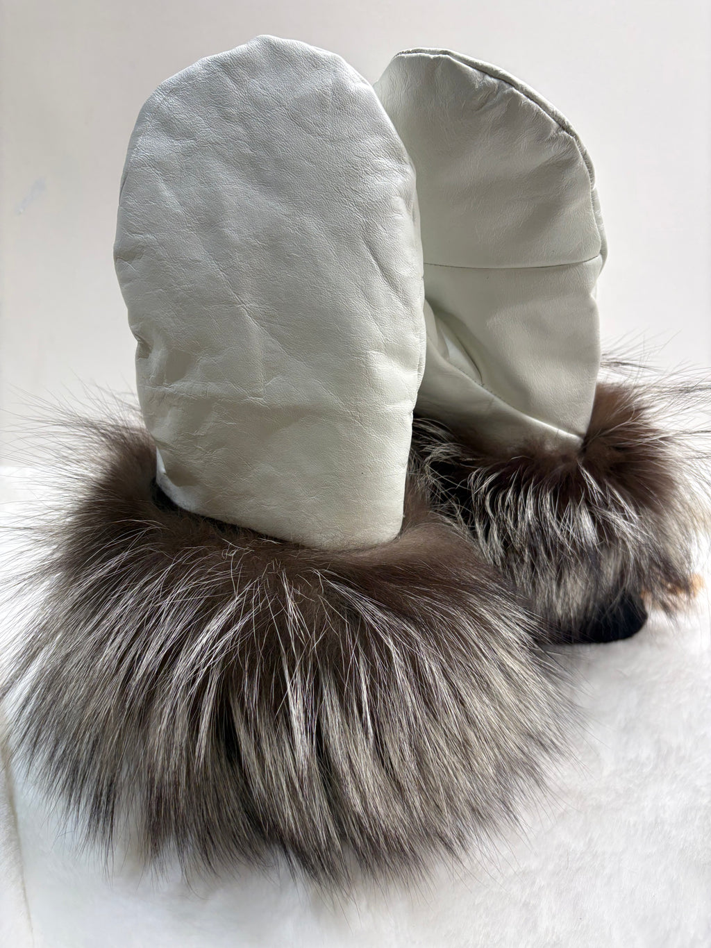 Mitaines de cuir blanche et renard argenté