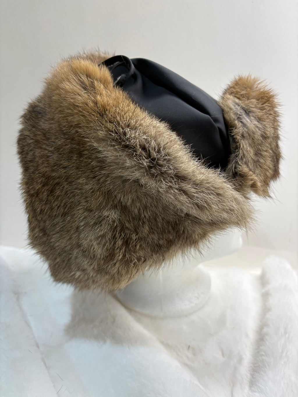 Chapeau en tissu coupe-vent et lapin