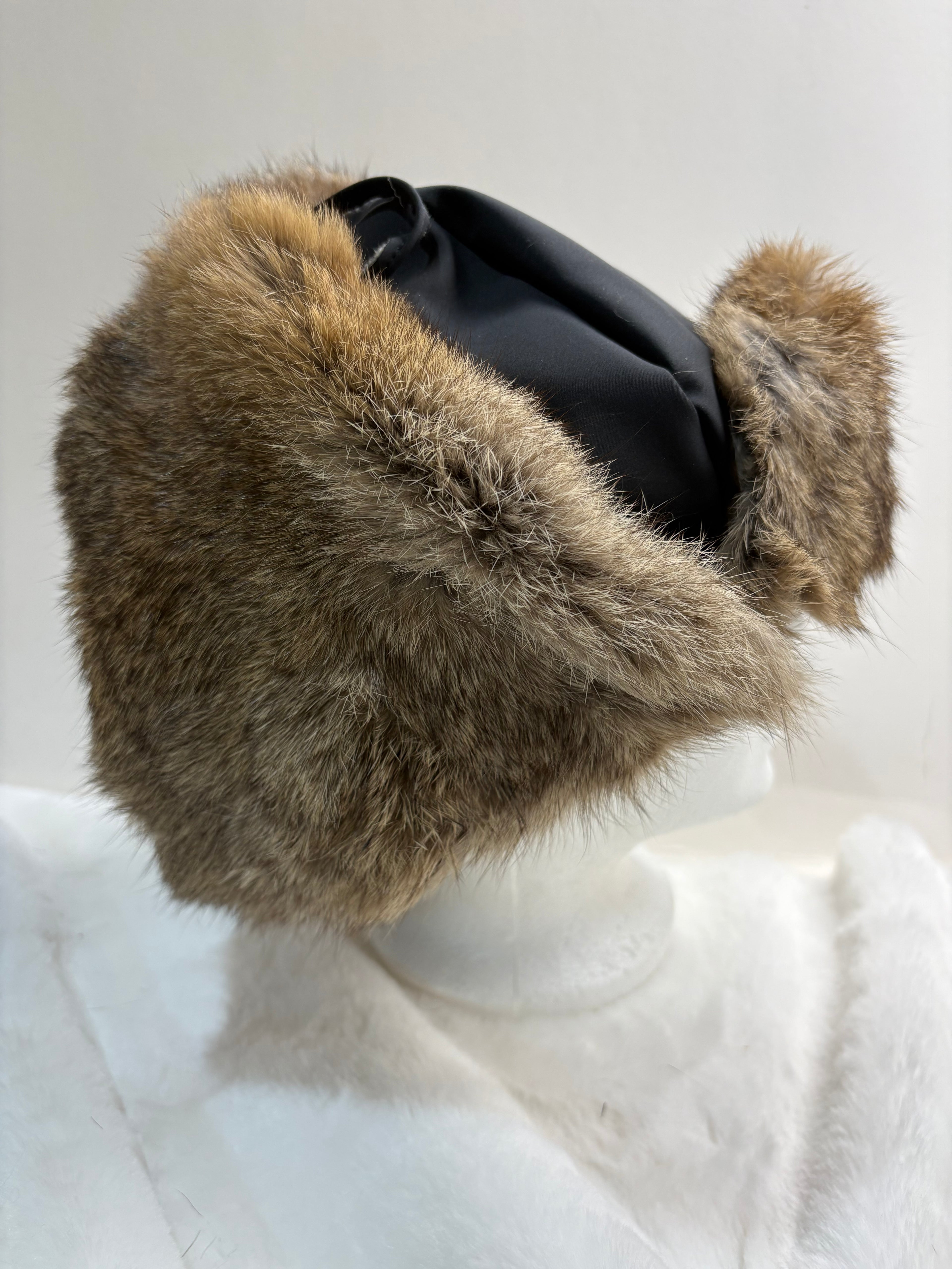 Chapeau en tissu coupe-vent et lapin